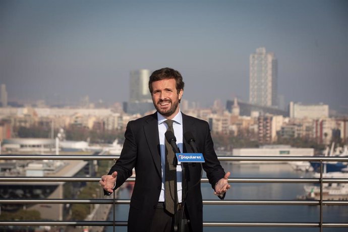 El presidente del PP, Pablo Casado, interviene después de una reunión con asociaciones en defensa del bilingüismo español y catalán, en el Hotel Gran Marina, a 14 de diciembre de 2021, en Barcelona, Catalunya, (España).