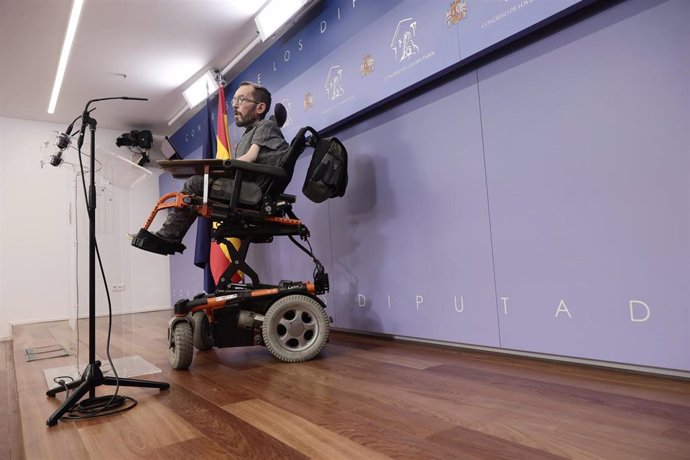 El portavoz de Unidas Podemos, Pablo Echenique, a su llegada a una rueda de prensa anterior a una Junta de Portavoces en el Congreso de los Diputados, a 14 de diciembre de 2021, en Madrid, (España).