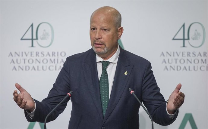 Archivo - El consejero de Educación y Deporte, Javier Imbroda, en rueda de prensa en el Palacio de San Telmo en una imagen de archivo
