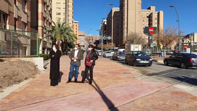 Responsables municipales junto a las obras de acondicionamiento del paso a nivel de la Alameda de Cervantes