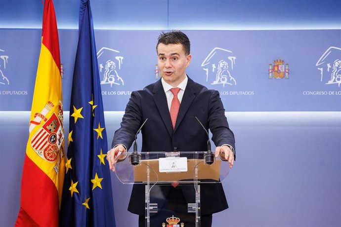 El portavoz del Grupo Parlamentario Socialista en el Congreso de los Diputados, Héctor Gómez, interviene en una rueda de prensa anterior a una Junta de Portavoces, en el Congreso de los Diputados, a 30 de noviembre de 2021, en Madrid, (España).