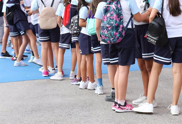 Archivo - Un grupo de niños esperan a entrar en el colegio Maestro Padilla el día en el que se inicia el curso de Educación Primaria 2021-22, a 6 de septiembre de 2021, en Madrid, (España). El tercer curso escolar en un contexto de pandemia arranca esta