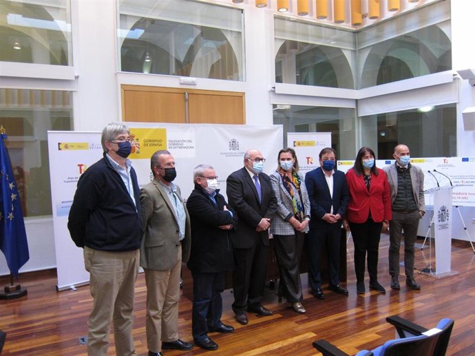 El presidente de la Sociedad Mercantil Estatal de Infraestructuras Agrarias (Seiasa), Francisco Rodríguez Mulero, ha firmado en la Delegación del Gobierno en Extremadura tres convenios para la modernización del regadío.