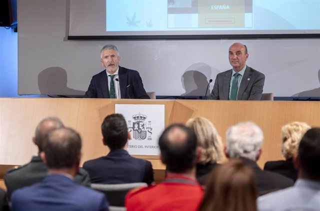 El ministro del Interior, Fernando Grande-Marlaska (i), y el director del CITCO, Manuel Navarrete, presentan el Plan Nacional de Actuación contra la Criminalidad Asociada a la Producción y Tráfico de Marihuana
