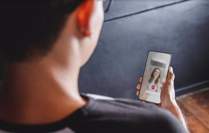 Un usuario 'stalkeando' a su pareja mediante una aplicación de móvil
