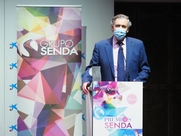 El secretario general de la Consejería de Familia e Igualdad de Oportunidades, Jesús Fuertes, recoge el galardón Senda a la Mejor Iniciativa Pública.