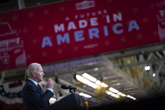 17 November 2021, US, Detroit: US President Joe Biden deliveres remarks on the bipartisan infrastructure law and the future of electric vehicles at the grand opening of the General Motors Factory ZERO. Photo: Dominick Sokotoff/ZUMA Press Wire/dpa