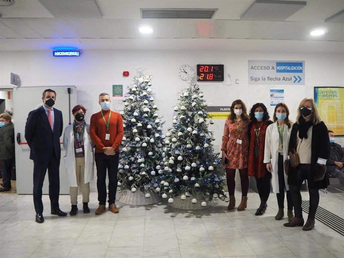 Entrega de árboles de Navidad de El Corte Inglés al San Cecilio