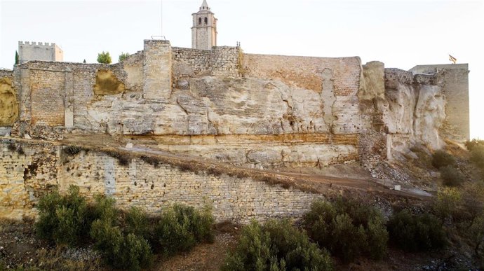 Archivo - Muralla de la Puerta Nueva en la Fortaleza de la Mota.
