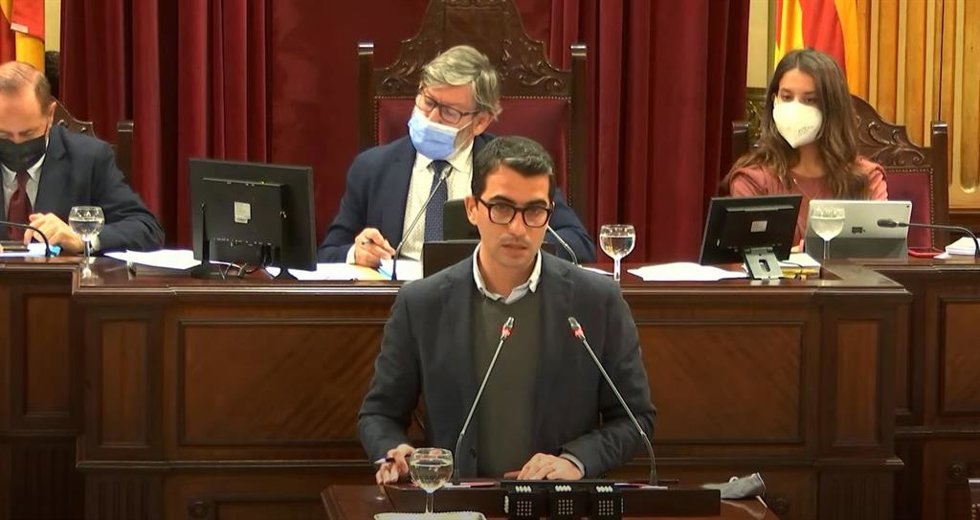 El conseller de Fondos Europeos, Universidad y Cultura, Miquel Company, durante el debate del Decreto Ley.