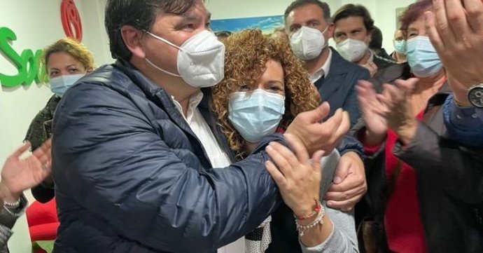 El alcalde de Huelva, Gabriel Cruz, y la secretaria general del PSOE de Huelva y presidenta de la Diputación, María Eugenia Limón, en las pasadas primarias de la formación en Huelva.