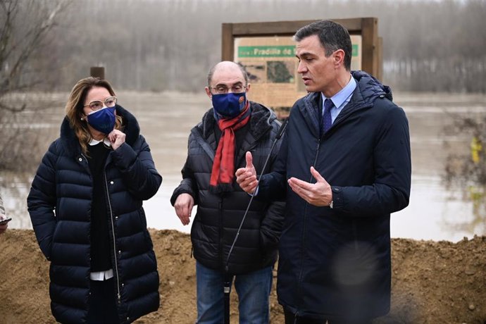 El presidente del Gobierno de Aragón, Javier Lambán (c), el presidente del Gobierno, Pedro Sánchez (d), y la delegada del Gobierno en Aragón, Rosa Serrano, en su visita a las zonas afectadas por la crecida del río Ebro, en Pradilla de Ebro (Zaragoza).