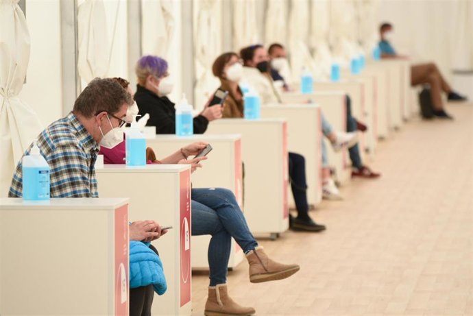 Archivo - Varias personas acuden a un dispositivo de vacunación contra la Covid-19 en el Hospital de campaña de La Fe