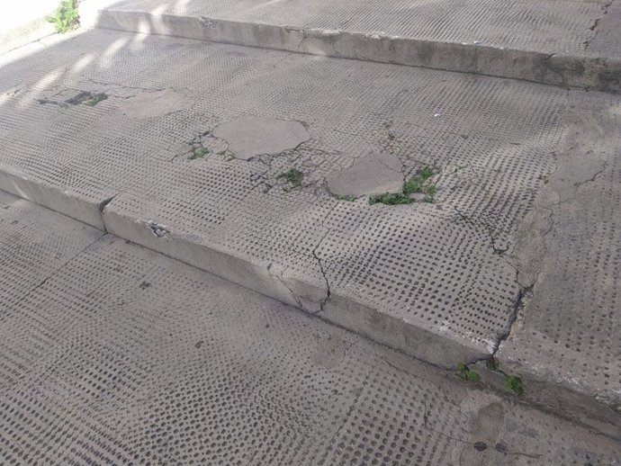 Fracturas en las escaleras del puerto de Ciutadella.