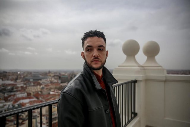 Archivo - El cantante C. Tangana posa en una fotografía durante una entrevista para Europa Press en el Hotel Riu Plaza España, en Madrid (España).