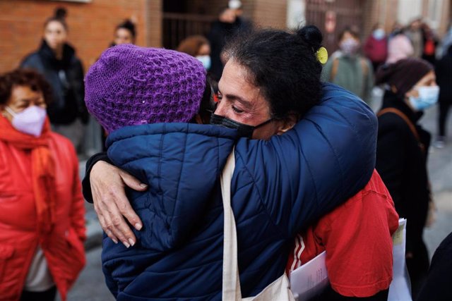 Una activista de la plataforma 'Stop desahucios' abraza a Esther de 45 años (d), el día en el que se ha paralizado por segunda vez el desahucio de su vivienda, a 19 de noviembre de 2021, en Madrid (España). 