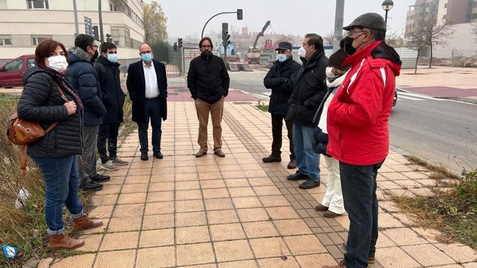 El concejal Luis Vélez y el gerente de Auvasa, Álvaro Fernández Heredia, en Los Santos-Pilarica con representantes vecinales de la zona.