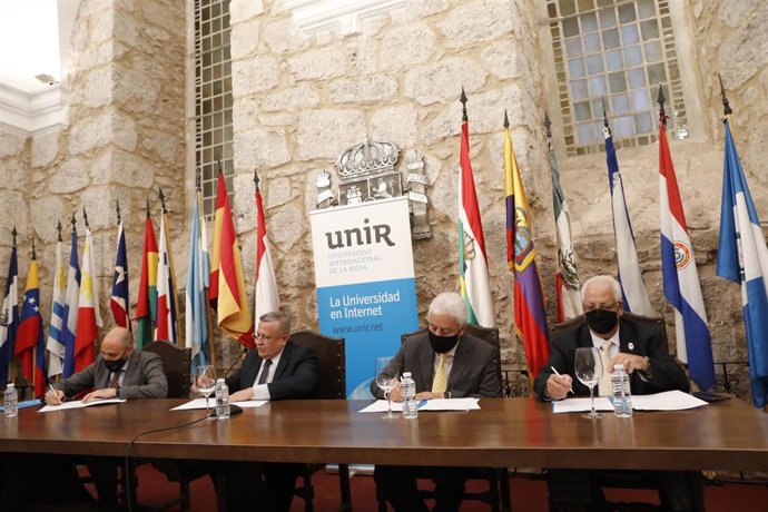 Pie de foto: (de izq. A derecha) Rubén González (UNIR), Roger Armando Arias Alvarado, (UNAH), Francisco Cervantes (UNIR-Mexico) y Francisco Herrera (UNAH).