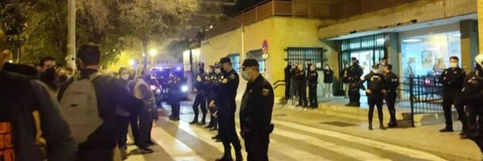 Despliegue policial ante el centro de salud de Amate