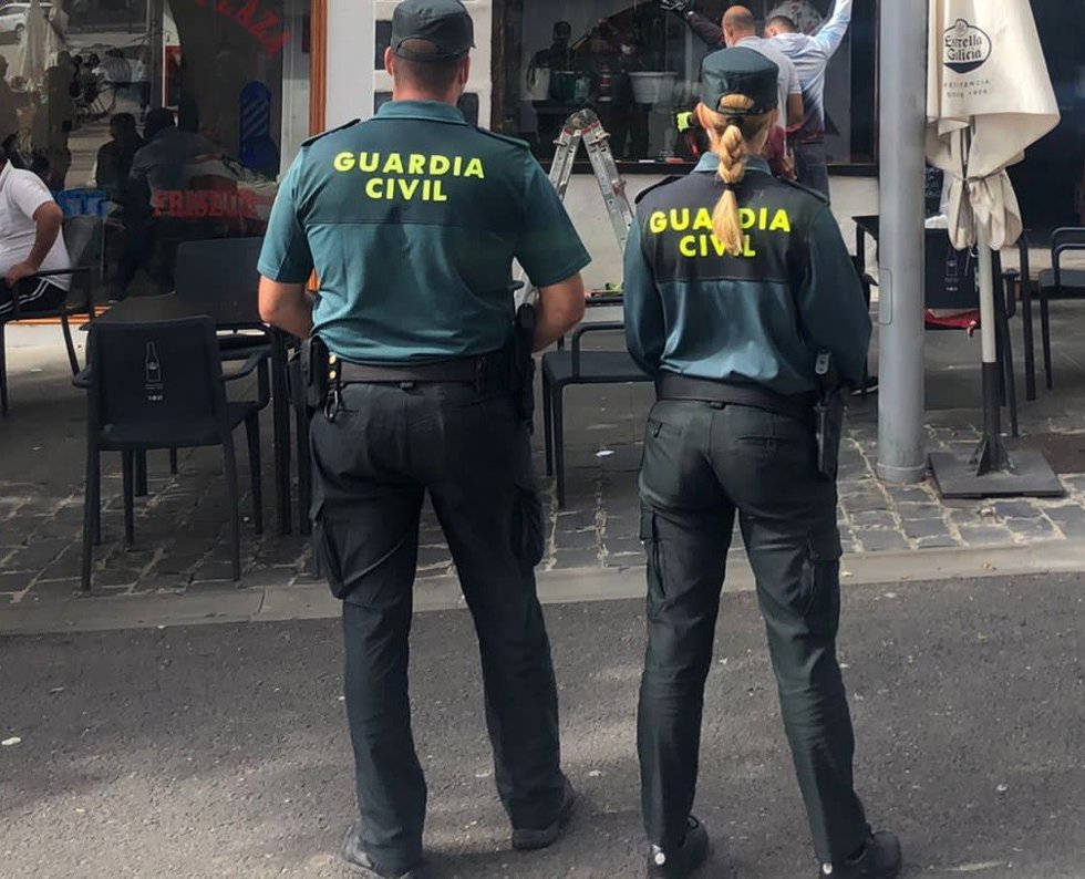 Una pareja de agentes de la Guardia Civil patrullando