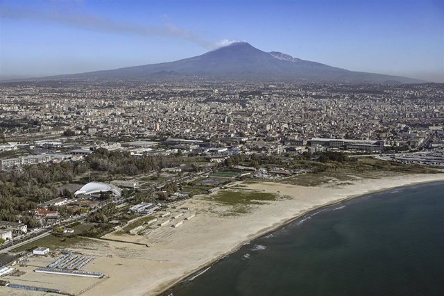 Archivo - Vista general de Catania, con el Etna al fondo
