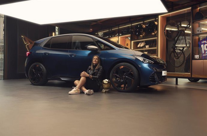 Alexia Putellas al costat de la Pilota d'Or i un vehicle Cupra