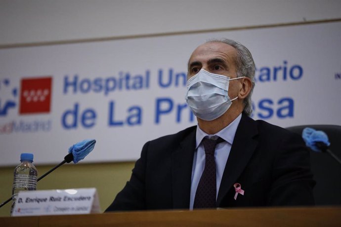 Archivo - El consejero de Sanidad, Enrique Ruiz Escudero, durante su intervención en la presentación de los resultados preliminares del ensayo de Fase II APLICOV contra el coronavirus de la compañía farmacéutica española PharmaMar, en el Hospital Univer