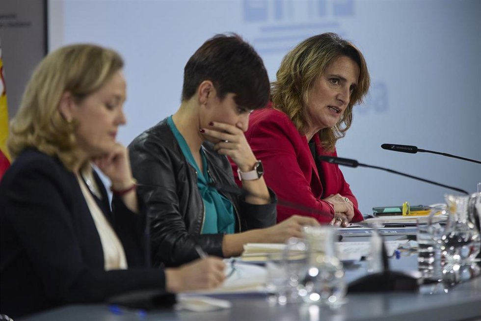 (I-D) La vicepresidenta primera y ministra de Asuntos Económicos y Transformación Digital, Nadia Calviño; la ministra Portavoz, Isabel Rodríguez; y la vicepresidenta tercera y ministra para la Transición Ecológica y el Reto Demográfico, Teresa Ribera, c