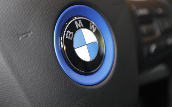 Archivo - 01 October 2021, Spain, Barcelona: BMW logo is pictured on a car at the Automobile Barcelona motor show. 