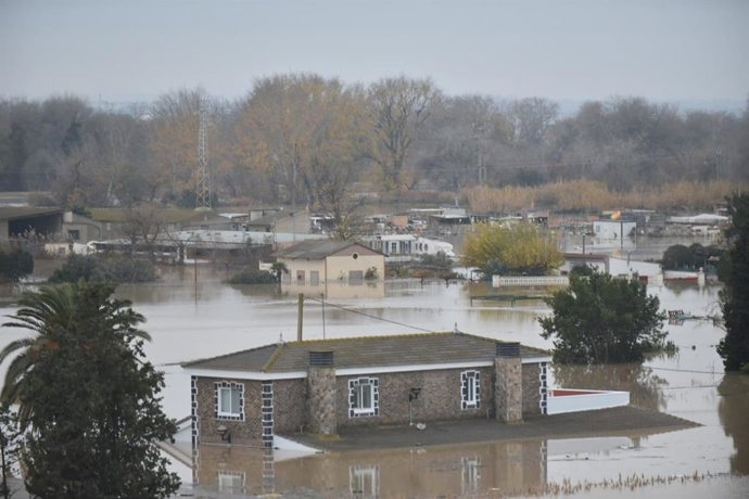 Vivienda prácticamente anegada por la crecida del Ebro en el barrio rural de Monzalbarba