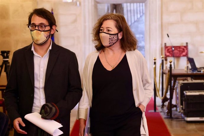 El portavoz del Govern y conseller de Modelo Económico, Iago Negueruela, junto a la presidenta del Ejecutivo balear, Francina Armengol, en el Consolat de Mar.