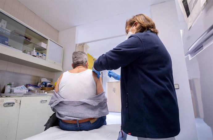 Archivo - Un hombre recibe la vacuna contra la gripe en el día en el que se inicia la segunda fase de la campaña de vacunación, en el Centro de Salud Pozuelo de Alarcón, a 8 de noviembre de 2021, en Pozuelo de Alarcón, Madrid, (España). 