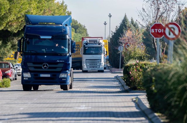 Archivo - Varios camiones circulan por una carretera de Madrid