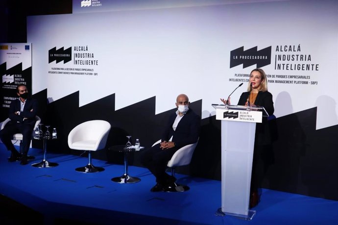 La alcaldesa de Alcalá de Guadaíra, Ana Isabel Jimenez, ha dicho que la ciudad quiere afrontar el reto de transformar los parques empresariales con el fin de hacerlos más atractivos para nuevos inversores, más seguros y con mejor gestión de servicios.