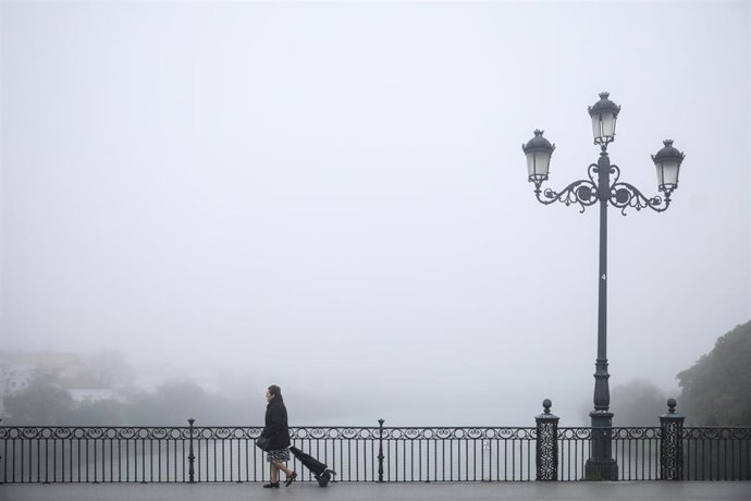 Archivo - Imágenes de recurso de niebla  desde el puente de Isabel II. En Sevilla, a 29 de enero de 2020.