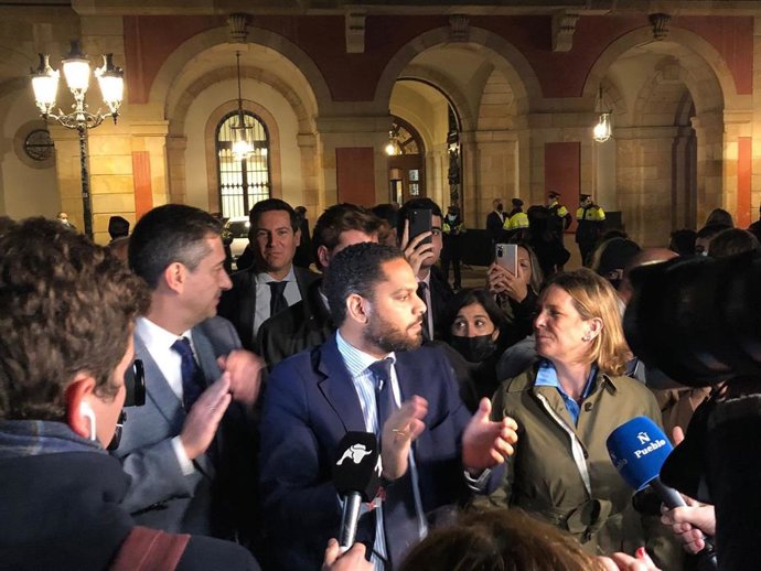El líder de Vox en Catalunya, Ignacio Garriga, ante el Parlament durante la manifestación 'Defendamos la educación de nuestros hijos' convocada por su partido