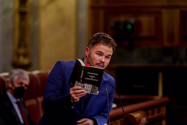 El portavoz de ERC en el Congreso, Gabriel Rufián, lee la Constitución Española durante una sesión plenaria en el Congreso