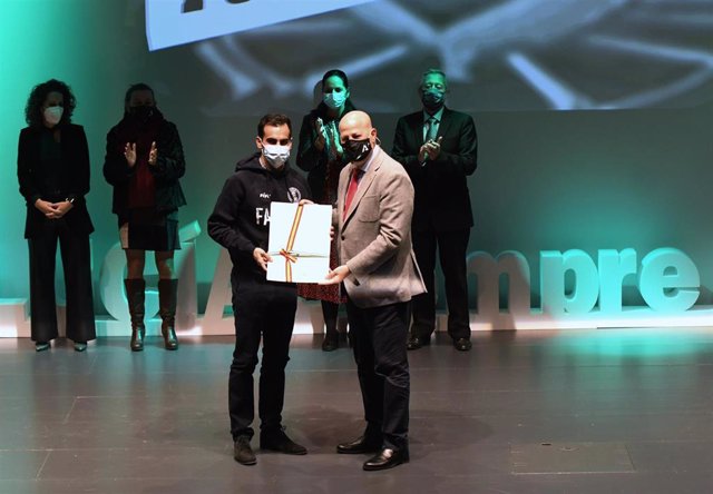 El consejero andaluz de Deporte, Javier Imbroda, entrega diplomas del Plan Andalucía Olímpica