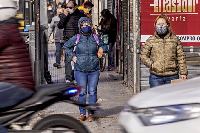 Archivo - Personas con mascarilla en la capital de Argentina, Buenos Aires, durante la pandemia de coronavirus