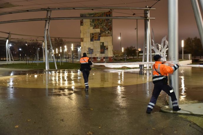 Los bomberos de Zaragoza realizan unas 15 intervenciones por la crecida extraordinaria del Ebro