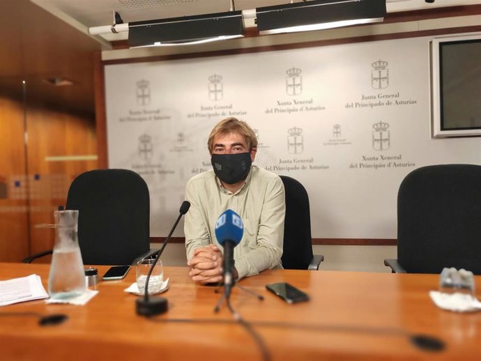 Archivo - El portavoz de Podemos Asturies en la Junta, Daniel Ripa, en rueda de prensa.