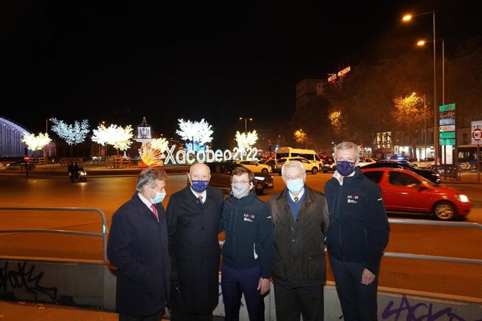 El alcalde de Madrid, José Luis Martínez Almeida, junto al vicepresidente de la Xunta, Alfonso Rueda, visitan las luces con motivo del Xacobeo