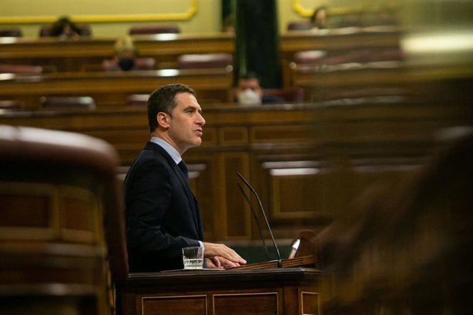 El diputado del PP Miguel Ángel Castellón defiende una proposición no de ley sobre adecuación de la normativa de contratación pública a la situación económica actual en el Congreso
