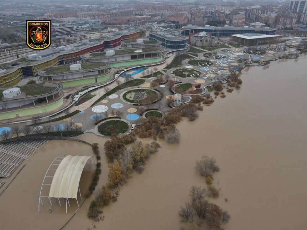 La Unidad de Drones de los Bomberos capta las afecciones de la crecida del Ebro en la ciudad, a la altura de la Expo