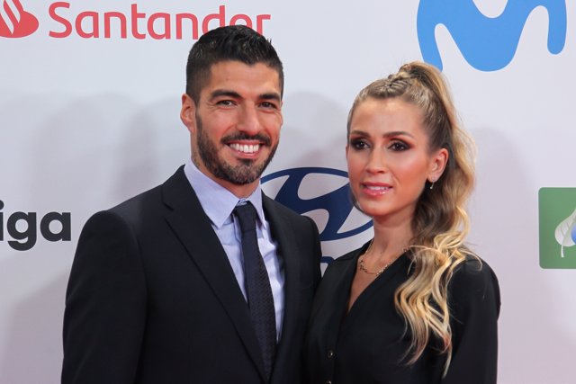 Luis Suarez of Atletico de Madrid and his wife Sofia Balbi attend during the arrival red carpet at the "AS Sports Awards 2021" held at The Westin Palace Hotel on December 14, 2021, in Madrid, Spain.