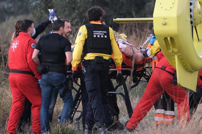 Sanitaris es porten en helicpter a l'home abatut pels Mossos en una casa de Riudoms (Tarragona) després de presumptament disparar a tres persones en una empresa de seguretat de Tarragona i a un mosso en fugir d'un control, el 14 de desembre de 2021.