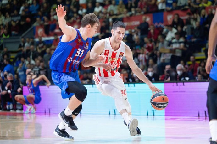 El jugador del Bara Rokas Jokubaitis defiende una acción de partido en la victoria blaugrana ante Estrella Roja en la Euroliga