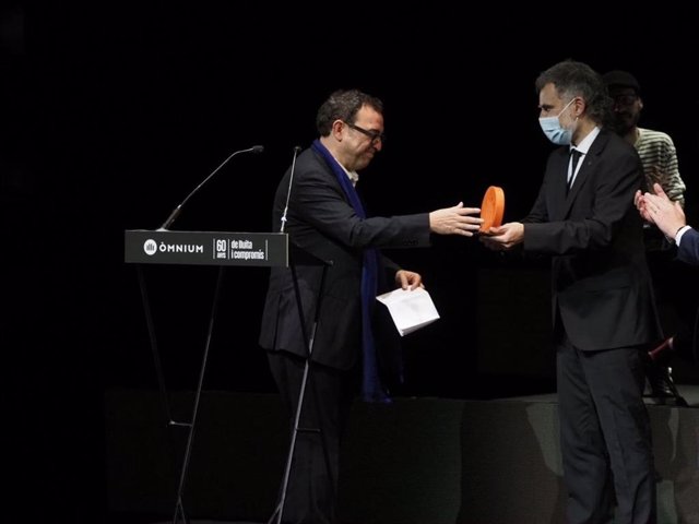 El dramaturgo Sergi Belbel recibe el Premi Sant Jordi del presidente de Òmnium Jordi Cuixart