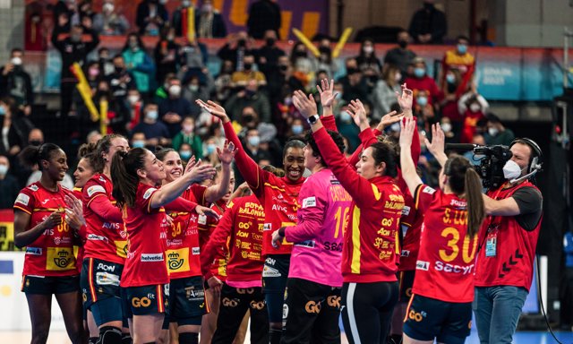 Spain team celebrates the victory during the 25th IHF Women's World Championship 2021 Quarter Final match between Spain and Germany at Palau d'Esports de Granollers on December 14, 2021 in Granollers, Barcelona, Spain.
