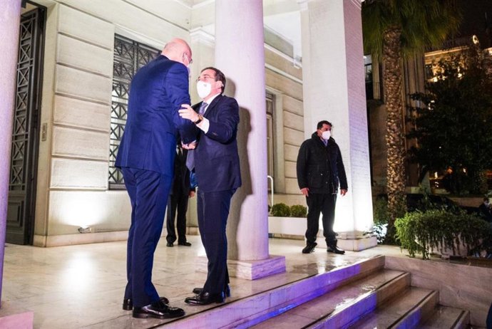 El ministro de Asuntos Exteriores, Unión Europea y Cooperación, José Manuel Albares, con su homologo griego Nikos Dendias